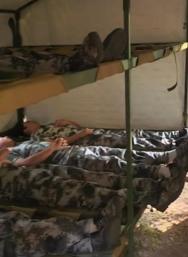 验项目不过几分钟但有真人CS和夜间拉练等硬核环节AG真人哈工大军训学生在野外住帐篷？该校新生：体(图2)